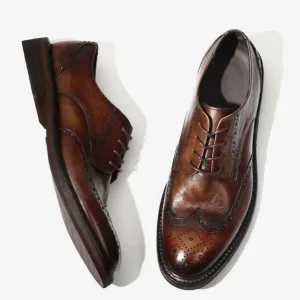 Sapatos masculinos britânicos de couro legítimo, estilo brogue, com bico fino e cadarço.